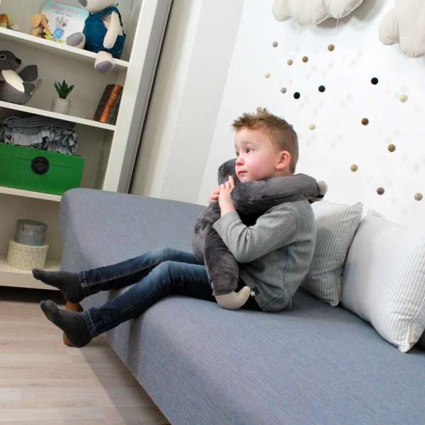Sansebamse Bette Bent ses sammen med dreng på en seng 