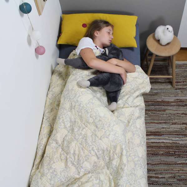 Sansebamse Bette Bent sover samme med et barn i en seng 