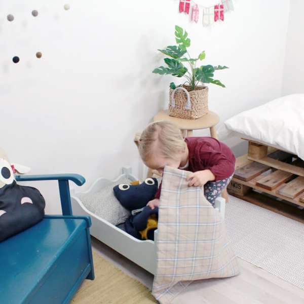 Koko Nora Vægtlegetøj Zap er ved at blive puttes i hans seng af en barn 