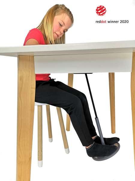 Barn sidder på SwnX Fodgynge Mini, demonstrerer balance og motorisk leg