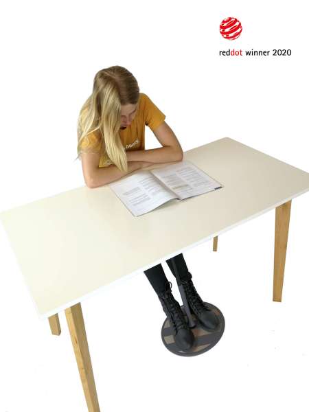 Barn sidder ved bord med SwnX fodgynge Skole One – aktiv siddestilling der skaber ro og fokus

