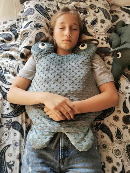 Tæppet foldet eller rullet delvist, så tekstur og stof detaljer ses tydeligt