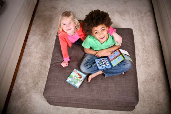 To børn lege men Smart Games Rejsespil Magic 