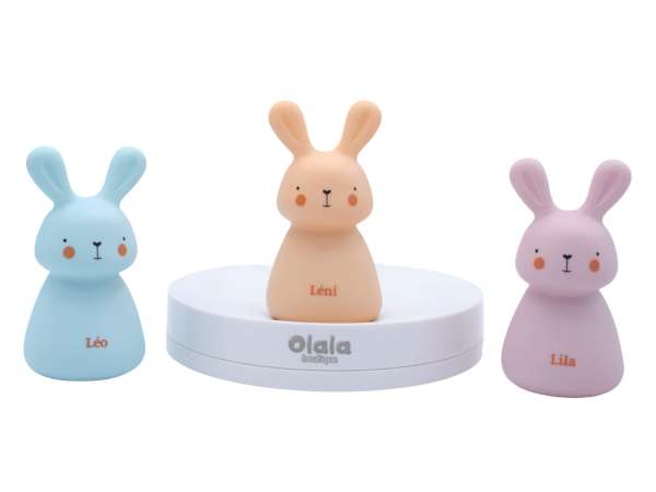 Kanintrio natlampe i tre farver fra Olala Boutique med orange kanin på basen, den blåå til venstre ved siden af basen og den pink til højre for basen