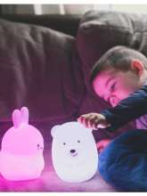 Lumipets natlamper kanin med pink lys og bjørn med hvidt lys sammen med dreng