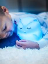 Lumipets Natlampe ugle med blåt lys i armene på sovende barn