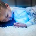 Lumipets Natlampe ugle med blåt lys i armene på sovende barn