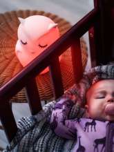Lumipets Natlampe ugle med rødt lys ved siden af babyseng med sovende baby