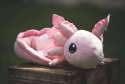 Pink axolotl fra Axol & Friends set skråt forfra
