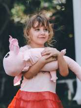 Pink axolotl fra Axol & Friends i armene på pige