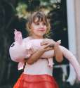 Pink axolotl fra Axol & Friends i armene på pige