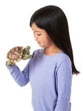 Folkmanis fingerbamse skildpadde på en piges hånd