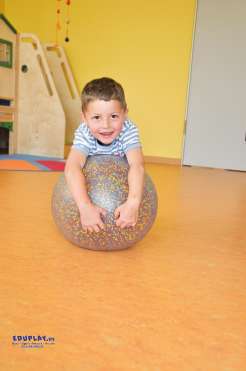 Stor Konfetti-sansebold – farverig og taktil bold til sensorisk leg, finmotorik og kreativ udforskning for børn.

