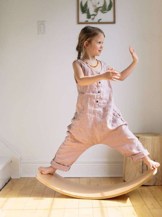 Pige balancerer på Kinderfeet Kinderboard natural