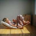 pige ligger og hviler på Kinderfeet Kinderboard natural
