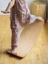 Pige balancerer på Kinderfeet Kinderboard natural