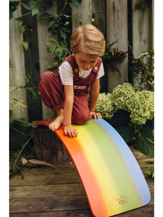 Dreng leger rutchebane på Kinderfeets Kinderboard Rainbow 