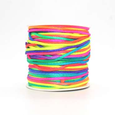 Regnbuefarvet smykkesnor på rulle, 1 meter – farverig snor til DIY smykker og kreative projekter

