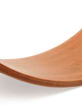 Kinderfeets balancebræt i bambus ligger på den konvekse side.