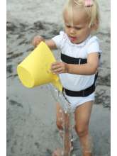 Pige leger med Scrunch bucket i gul