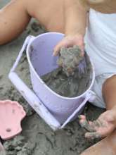 Pige leger med Scrunch bucket i pastel lilla.