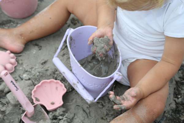 Pige leger med Scrunch bucket i pastel lilla.