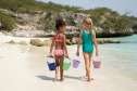 Piger går på stranden med scrunch buckets i forskellige farver