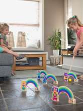 Børn spiller regnbue kroket inde i en stue