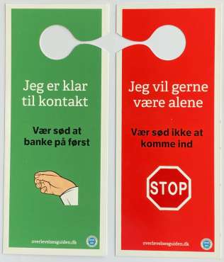 MitSignal stor dørhænger med grøn og rød side – hjælper børn med at vise behov for ro eller kontakt

