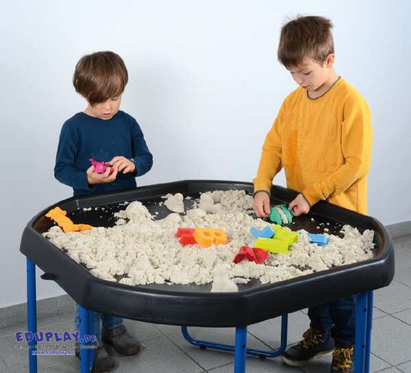 Børn leger ved Tuff tray sanselegebord – fremmer kreativitet og sansemotorisk udvikling


