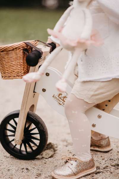 pige på Kinderfeets Tiny Tots plus white 2-i-1 cykel 