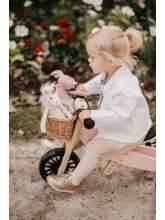 Pige på Kinderfeets Tiny Tots plus  2-i-1 cykel 