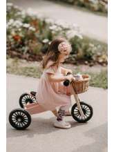Pige på Kinderfeets Tiny Tots plus rose 2-i-1 cykel vist som trehjulet cykel