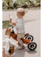 Pige på Kinderfeets Tiny Tots plus Bamboo 2-i-1 cykel vist som trehjulet cykel