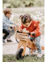 Pige på Kinderfeets Tiny Tots plus Bamboo 2-i-1 cykel vist som løbecykel
