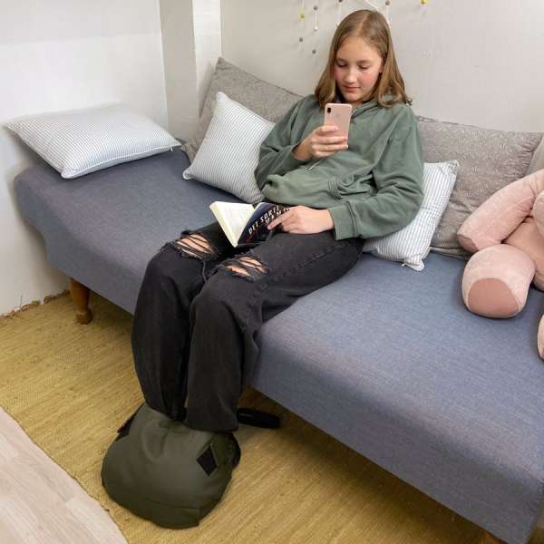 Teenage pige bruger Sansestimuli til fødder- Fuzz fra Oliz