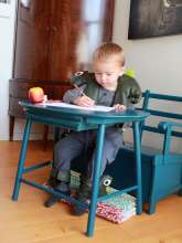 Dreng ved bord med Sensorisk skulderpude - Camo