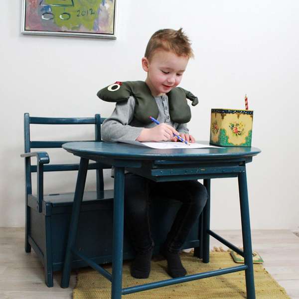 Sensorisk skulderpude Camo brugt ved skrivebord – ideel til skolearbejde og stillesiddende aktiviteter

