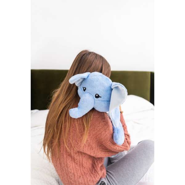 Barn med Hugimals elefant på skulderen – beroligende vægtet bamse til børn

