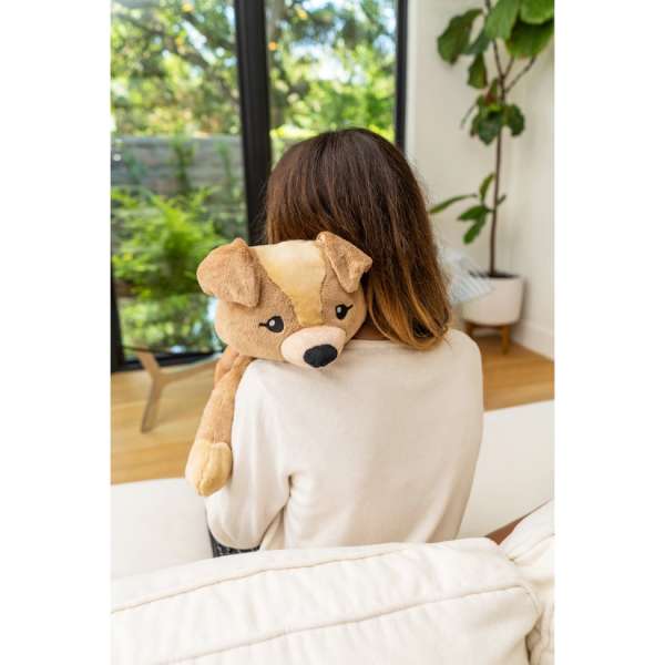 Person holder Hugimals Hundehvalpen Charlie tyngdebamse i armene