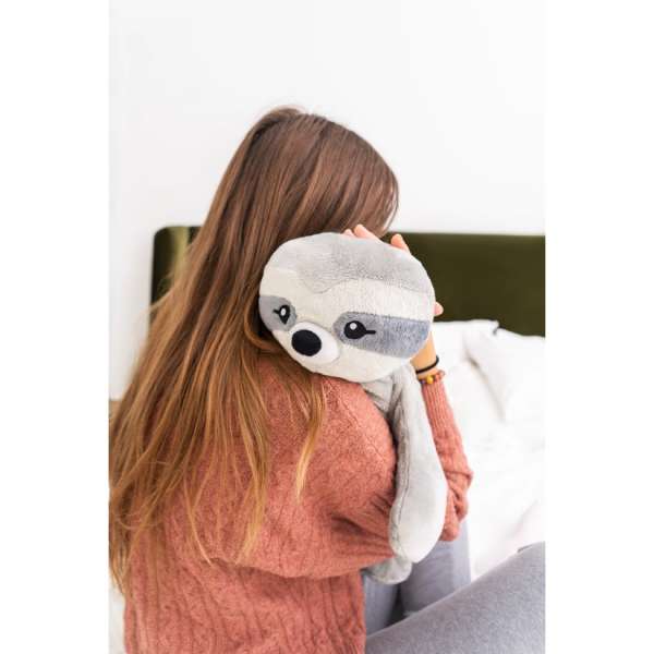 Barn med Hugimals Dovendyret Sam over skuldre – sanselig støtte og kropslig ro gennem tyngde

