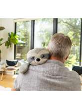 Mand krammer Hugimals tyngdebamse Dovendyret Sam