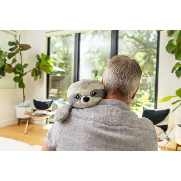 Voksen med Hugimals Dovendyret Sam på skuldre – tyngdebamse til ro, afspænding og regulering

