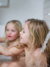 Børn i badekar leger med Tinti