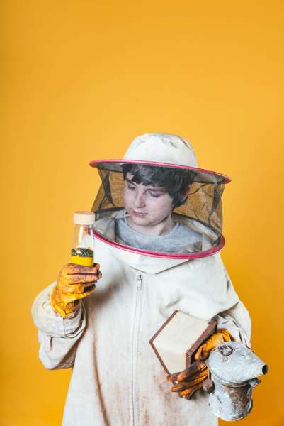 Dreng i biavlerdragt med Petit boum sanseflaske med lyd, bi