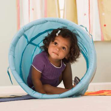 Småbarn leger i sansetunnel og udforsker omgivelser – sanseprofil toddler 7 mdr til 2 år – vicca.dk

