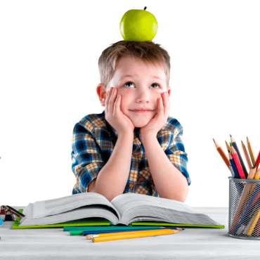 Barn sidder med bog og blyanter med æble på hovedet – illustration af koncentration og sanseprofil til børn – vicca.dk

