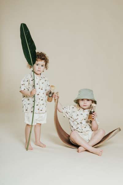 Barn leger med flasken, finder små skovdyr blandt flydende elementer for sanse- og opmærksomhedstræning