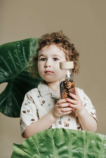 Barn med Sanseflaske se og find, skoven fra Petit Boum