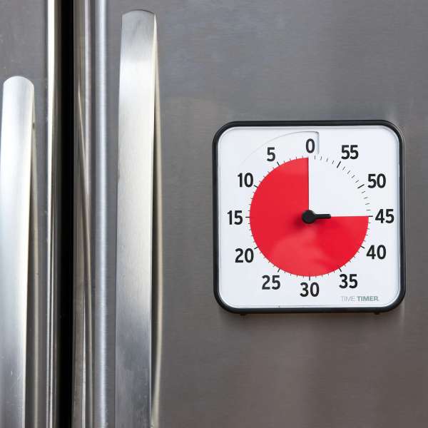 Time timer medium er sat op på en køleskab 